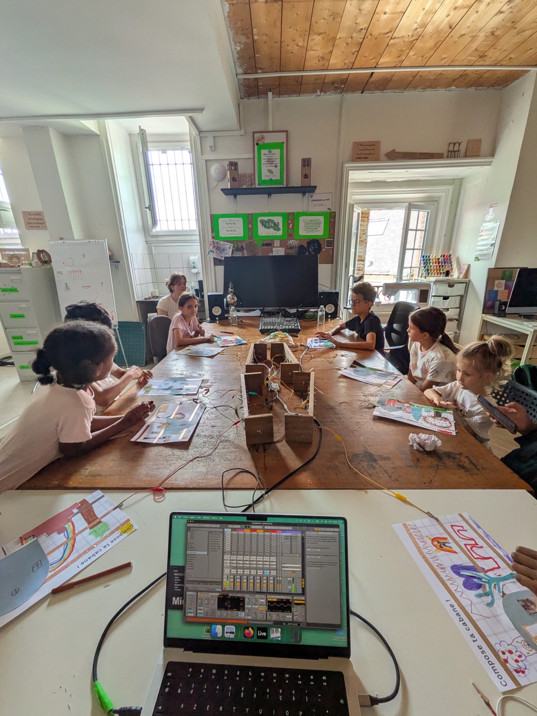 Les enfants autour de la table de l'atelier Compose ta Cabane