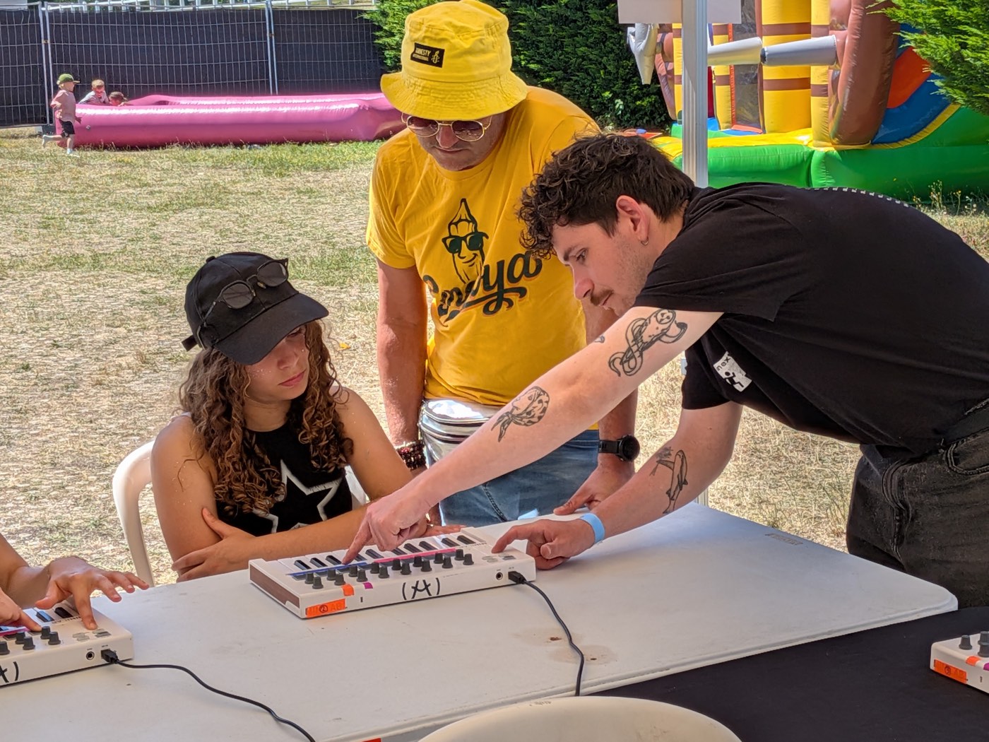 Kevin Heartbeats montre le clavier MIDI à une participante