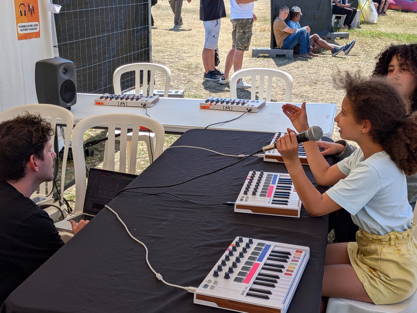 Une participante chante au micro pendant la musique collaborative