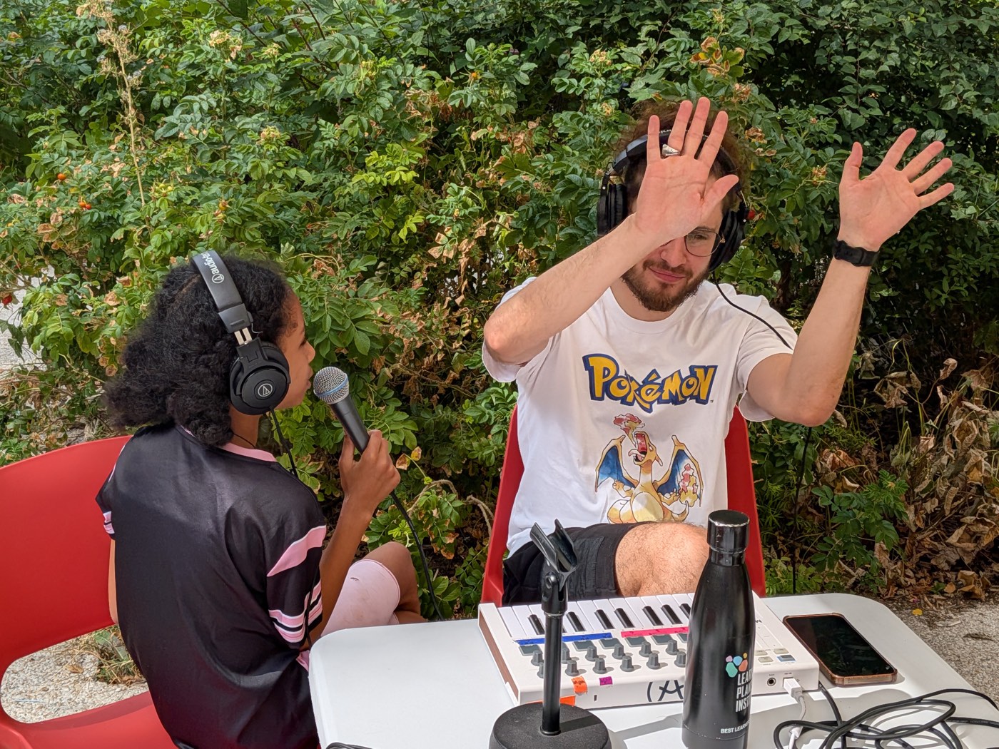 Une participante rappe au micro avec Vova