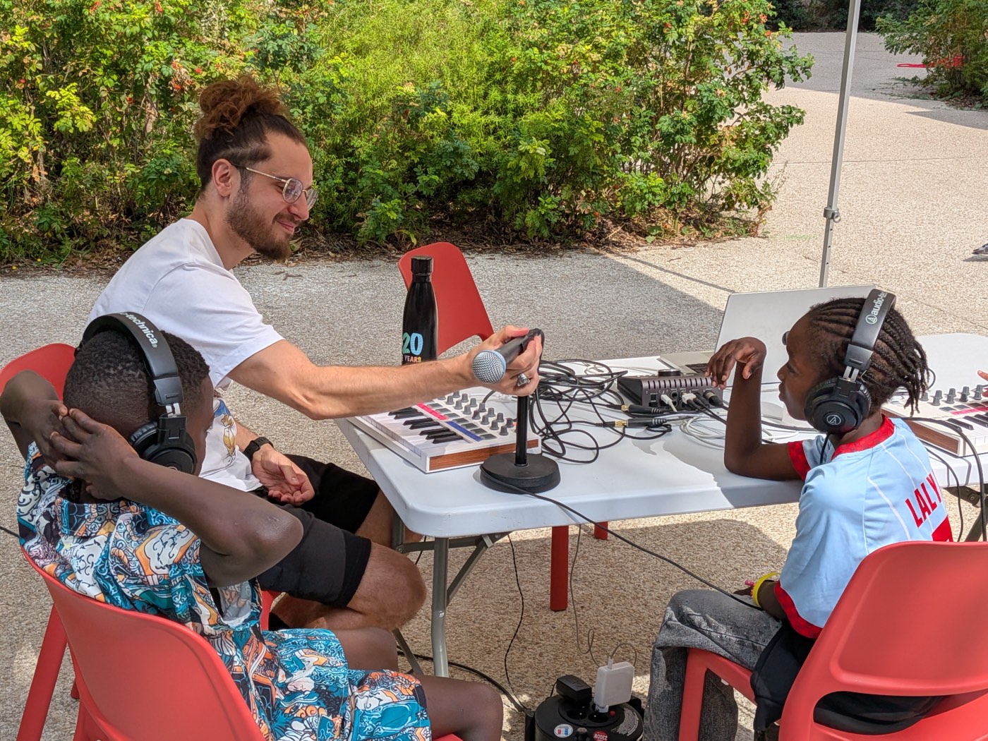 Vova tend le micro à un participant
