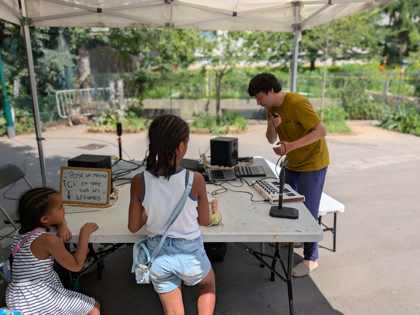 Des enfants jouent sur les légumes branchés au synthé